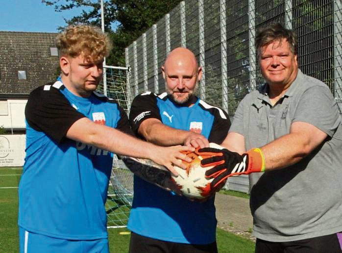 Ein Trainertrio für die A-Junioren des TuS Lipperode, Aufsteiger zur Bezirksliga (v.l.): Co-Trainer Fabian Hacker, Cheftrainer Jens Junker (war zuletzt beim SC Verl tätig) und Torwarttrainer Olaf Raßmus. Foto: Dannhausen