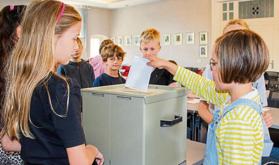 Ihre Stimmzettel warfen die Schüler in eine echte Wahlurne. Fotos: N. Wissing