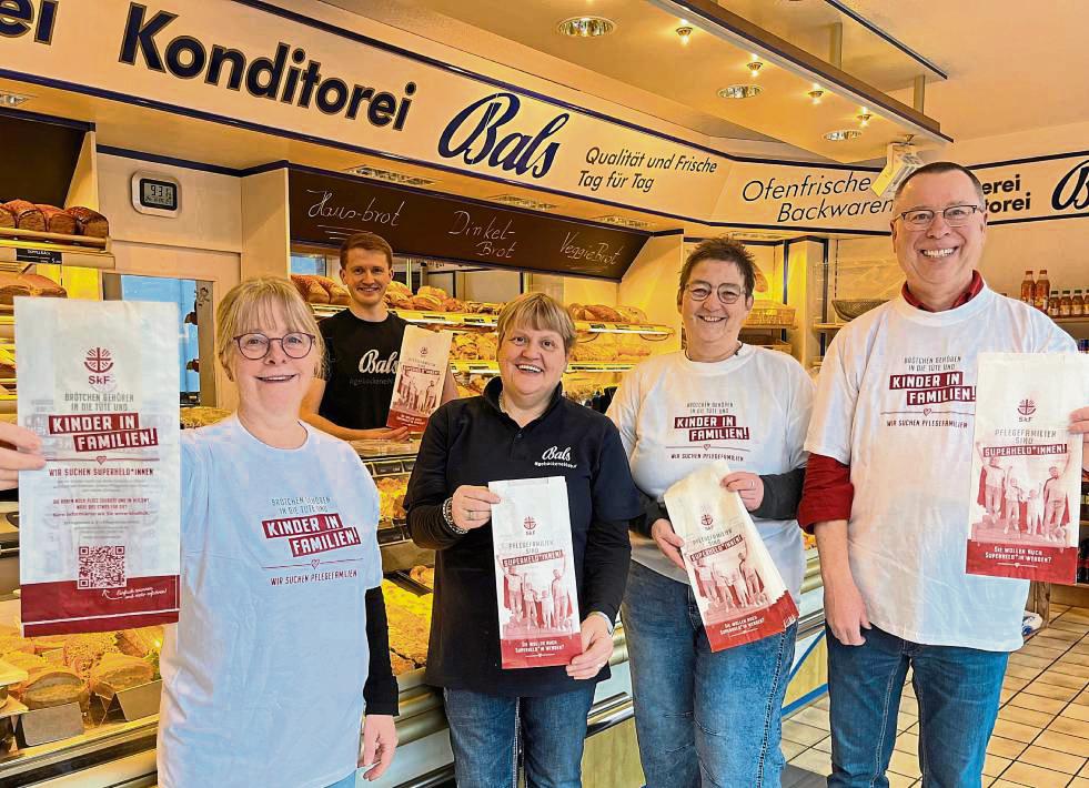 Brötchen, Brot und eine Botschaft: Der SkF Lippstadt sucht potenzielle Pflegeeltern über Brötchentüten. Unterstützung gibt’s dabei von der Bäckerei Bals – (v.l.) Christina Wolter, Michael und Christiane Bals, Ute Stockhausen und Dieter Horenkamp.