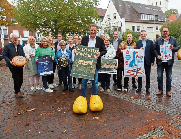 Organisatoren, Sponsoren und Aktive des Martinimarkt, der vom 8. bis 10. November in Salzkotten stattfindet. Foto: Büttner