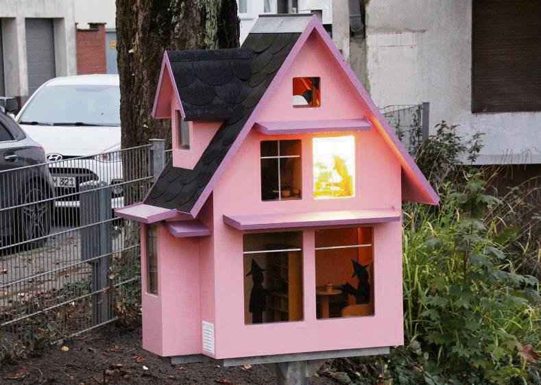 Claus Richter stellt seine Lichtinstallation „Das kleine Haus“ an der Lippebrücke am Cappeltor vor. Fotos: Balzer