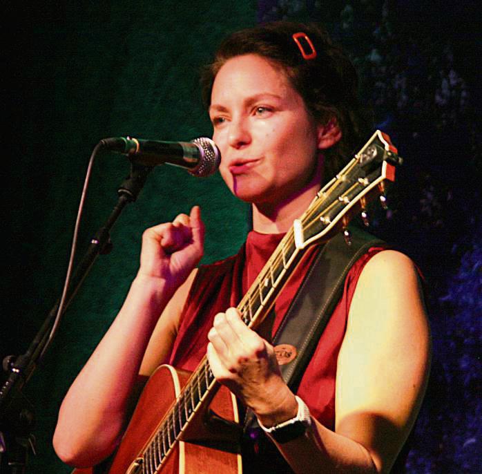 Herzlich und erfrischend gab sich die Wahl-Berlinerin Siri Svegler bei ihrem Konzert in Anröchte. Foto: Wissing