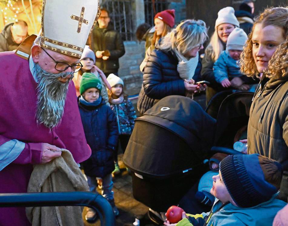 Auch der Nikolaus ließ sich im Schatten von St. Laurentius blicken. Fotos: Tuschen