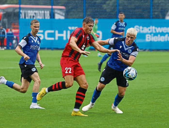 Arminia Bielefeld liegt dem SV Lippstadt (in Rot). Den letzten Test gegen den Ex-Bundesligisten im Juli 2023 gewannen die Schwarz-Roten mit 3:0. Archivfoto: Thiemeyer