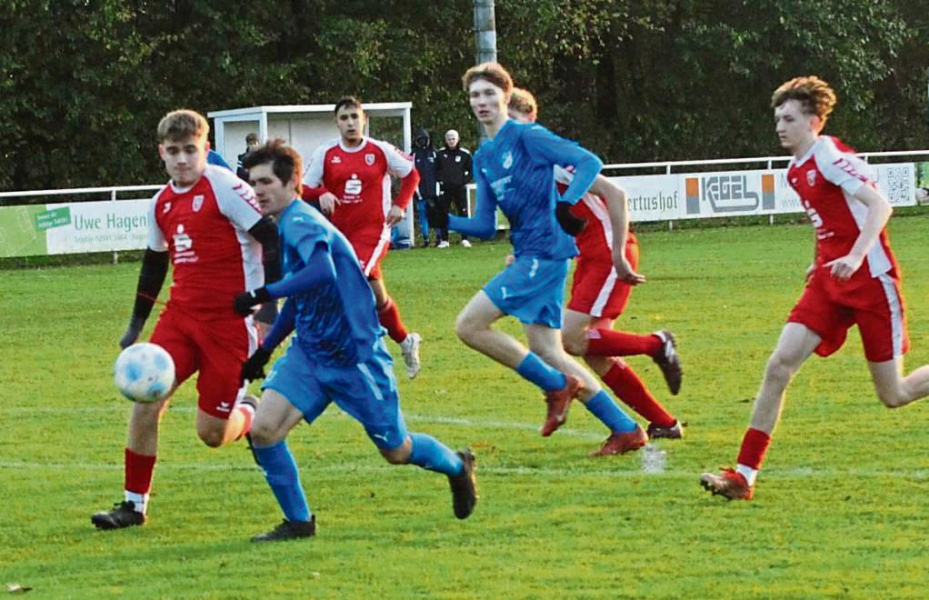 Mehr Mühe als ihnen lieb war hatten zuletzt die A-Junioren des Tabellenführers SC Lippstadt (in Blau) beim 2:2 in Bad Waldliesborn. Jetzt wartet auf die Elf vom Kranenkasper gegen BW Lipperbruch die nächste schwere Aufgabe. Foto: Dannhausen