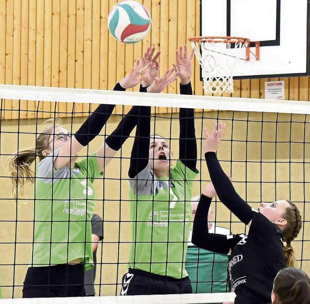 Die Volleyballerinnen des SuS Oestereiden (in Schwarz) feierten am Doppelspieltag glatte 3:0-Siege. Foto: Hoffmann