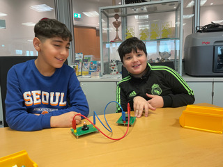 Nazar und Lenny experimentieren im Schülerlabor. Foto: Grundschule St. Marien Geseke