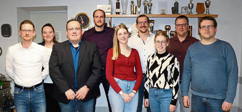 Der frisch gewählte Vorstand (v.l.): Dirigent Kai Kirchhoff, Jugendsprecherin Lauren Hoffmann, Vorsitzender Manuel Mendelin, Beisitzer Oliver Redder, Geschäftsführerin Julie Knelsen, Stabführer Chris Weber, Beisitzerin Amelie Schwietzer, zweiter Vorsitzender Jens Adamietz und Kassierer Theo Lüchtefeld. Fotos: Priesnitz