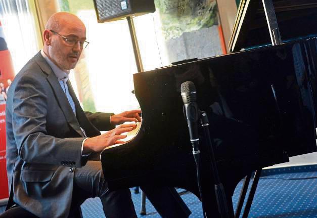 Frank Muschalle spielt den Flügel im Alten Rathaus. Foto: Gröbing