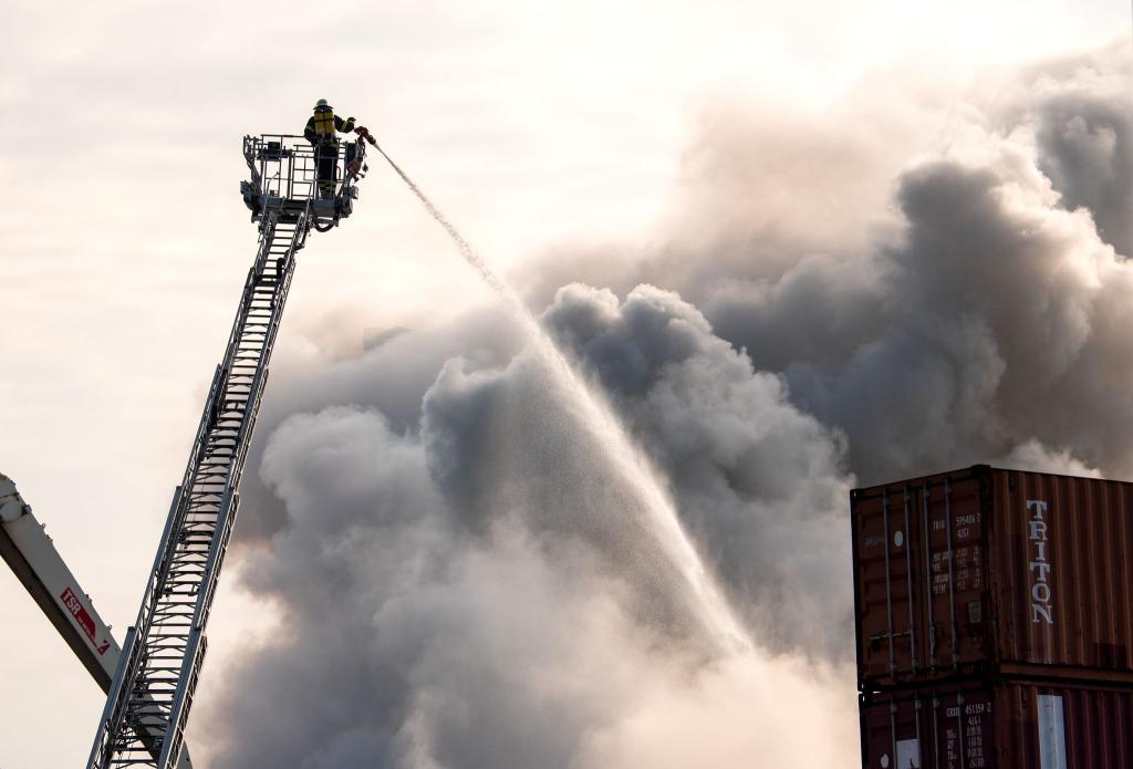 Die Feuerwehr kämpft im Hamburger Hafen gegen das Feuer. - Foto: Daniel Bockwoldt/dpa/Daniel Bockwoldt