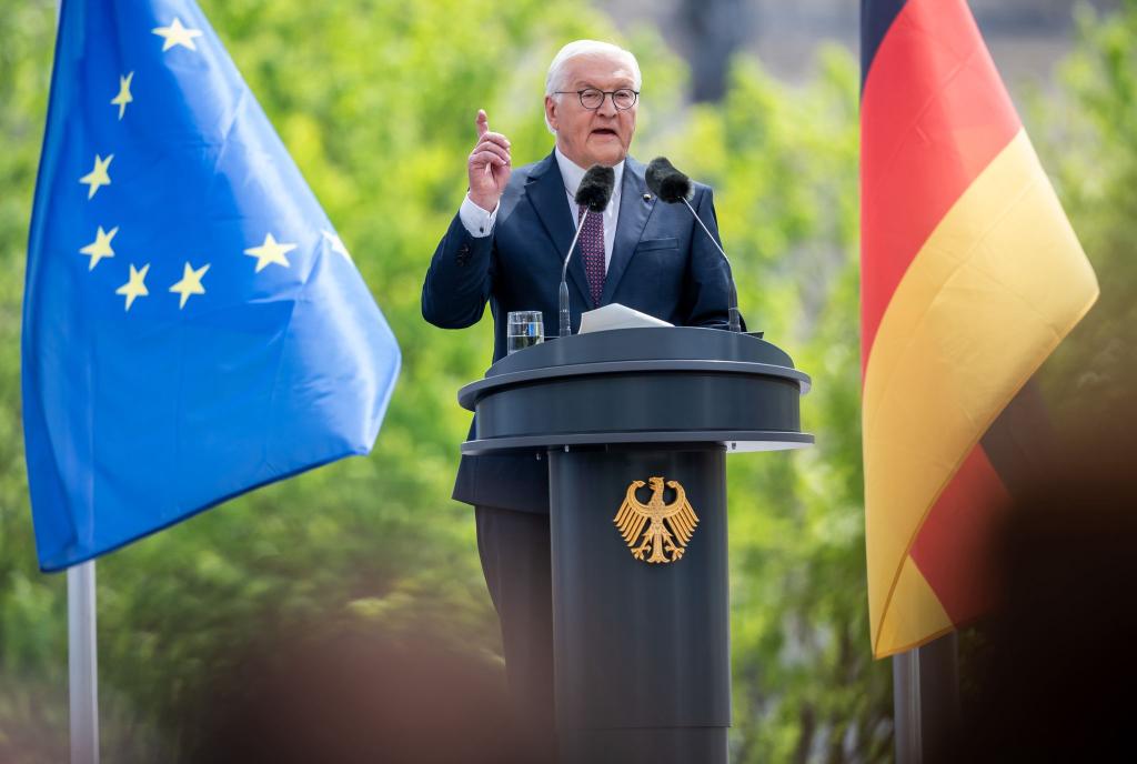 Bundespräsident Frank-Walter Steinmeier während seiner Rede beim Staatsakt zu «75 Jahre Grundgesetz». - Foto: Michael Kappeler/dpa