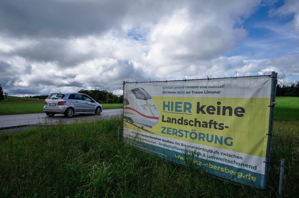 Zwanzig Jahre nach der Vertragsunterzeichnung zum Bau des Brennerbasistunnels gibt es auf deutscher Seite noch nicht einmal eine fertige Planung für die Zuleitung zum längsten europäischen Eisenbahntunnel. - Foto: Uwe Lein/dpa