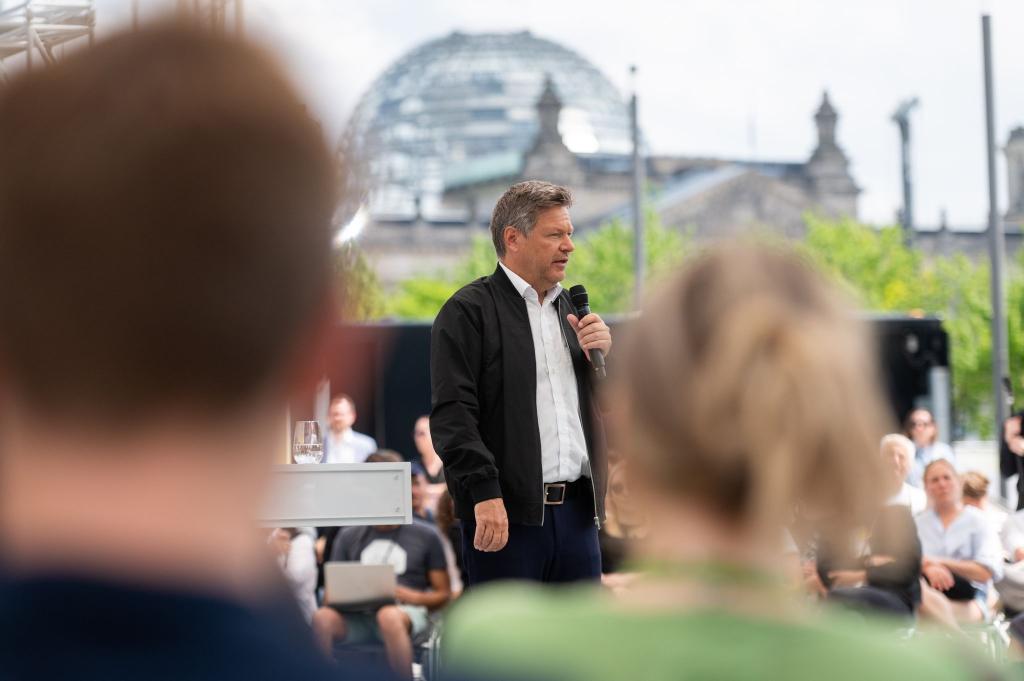 Vizekanzler Robert Habeck hat im Rahmen des Demokratiefests in Berlin die israelische Regierung kritisiert. - Foto: Christophe Gateau/dpa
