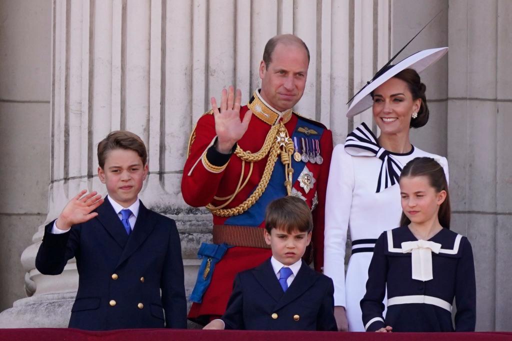 Prinz William und Prinzessin Kate auf dem Balkon des Buckingham Palastes mit ihren Kindern Prinz George (v.l.n.r.), Prinz Louis und Prinzessin Charlotte. - Foto: Alberto Pezzali/AP/dpa