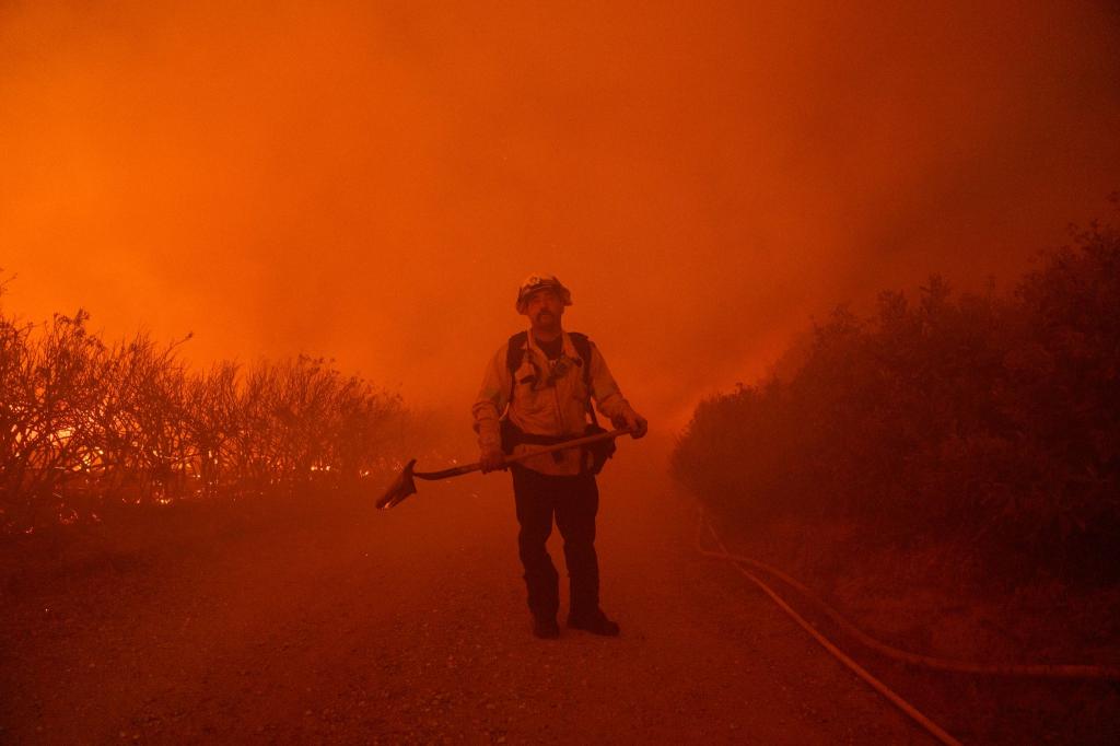 Ein Feuerwehrmann muss im kalifornischen Gorman dem Fortschreiten der Vegetationsbrände während des Post Fires, das gerade in Kalifornien wütet, zuschauen. - Foto: Eric Thayer/AP/dpa
