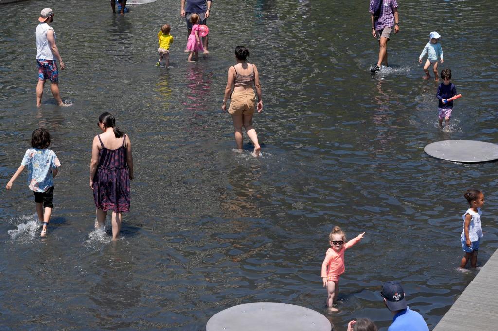 In Washington freuen sich Familien im Yards Park Canal Basin über das kühle Nass, während die Temperaturen in der Stadt zu steigen beginnen. - Foto: Jacquelyn Martin/AP/dpa