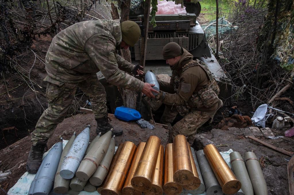 Ukrainische Soldaten bereiten Haubitzengranaten in vor. Die EU hat rund 1,4 Milliarden Euro für Militärhilfen für die Ukraine auf den Weg gebracht. - Foto: Iryna Rybakova/AP/dpa