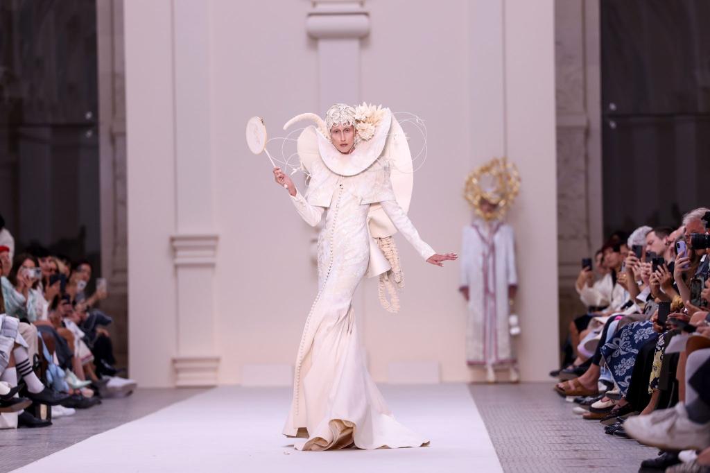 Während der alljährlichen Pariser Fashion Week stellen Designer aus aller Welt ihre neuen Kreationen vor. Hier präsentiert Anna Cleveland einen Look für eine neue Thom Browne Haute Couture Kollektion. - Foto: Vianney Le Caer/Invision/AP/dpa