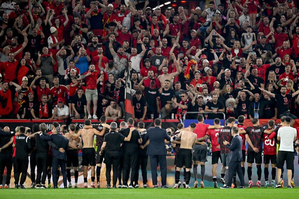 Die albanischen Spieler bedanken sich nach dem Spiel bei ihren Fans. - Foto: Marius Becker/dpa