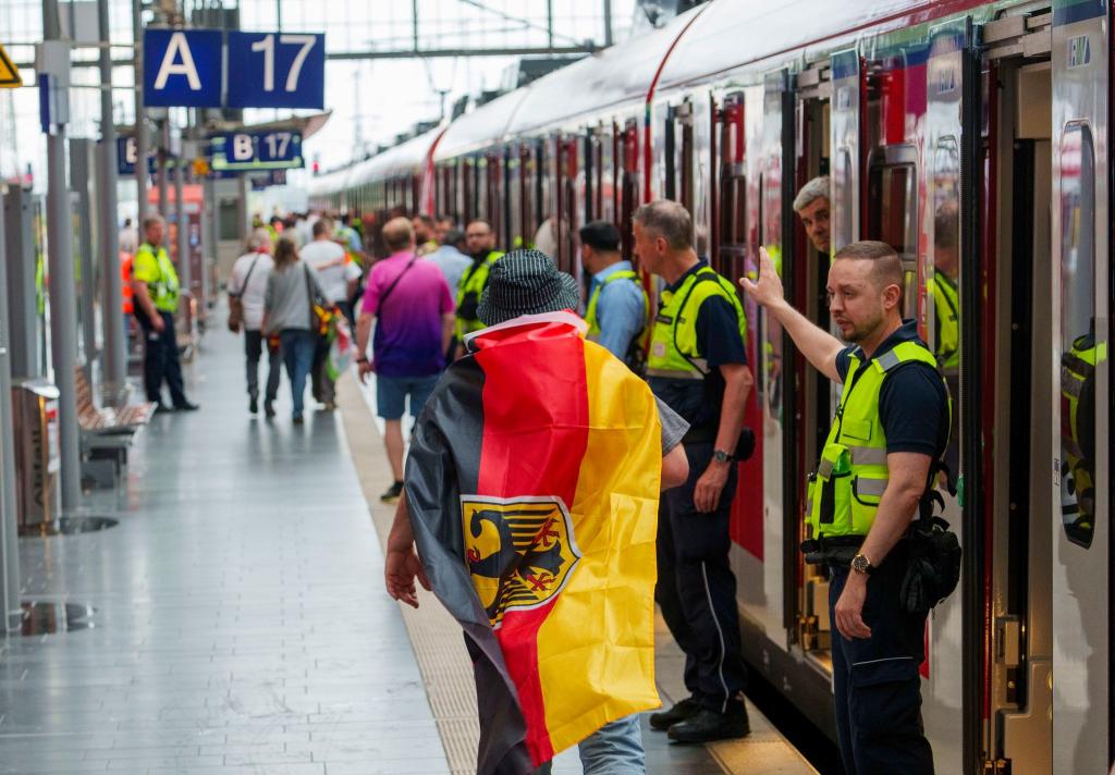 Die Versprechungen der Deutschen Bahn vor der EM seien «mehr als optimistisch» gewesen, kritisiert der Fahrgastverband Pro Bahn. - Foto: Andreas Arnold/dpa