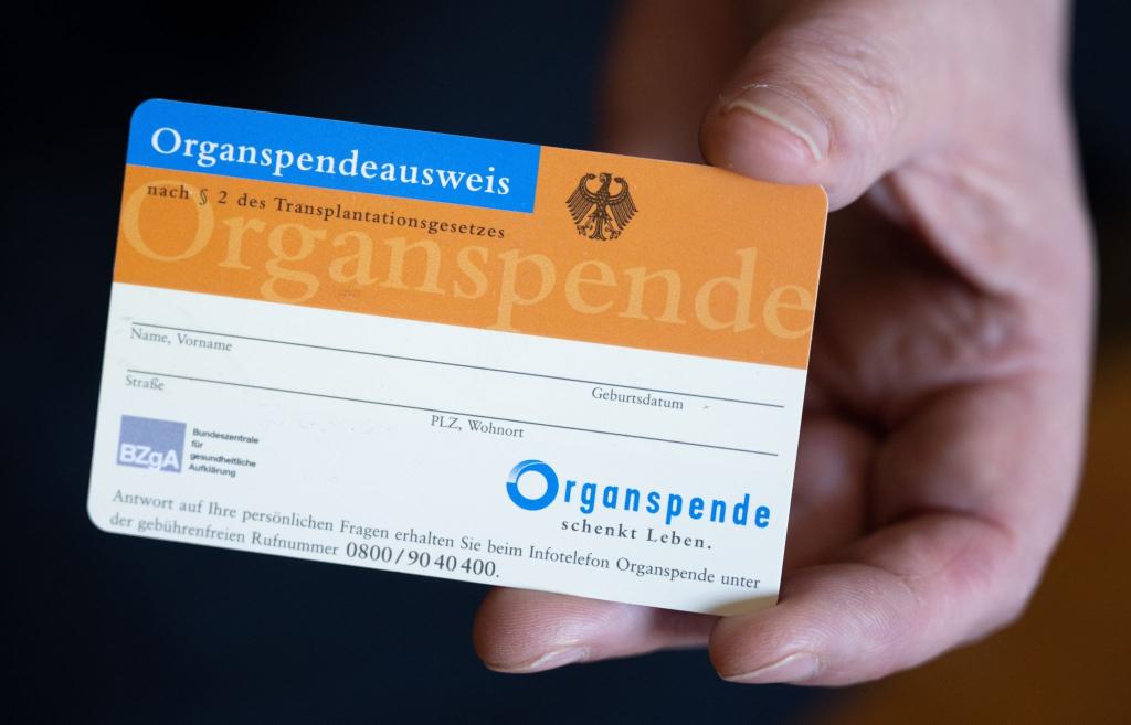 Im Ringen um mehr lebensrettende Organspenden kommt ein neuer Anlauf für Änderungen der Spenderegeln in Gang. - Foto: Hendrik Schmidt/dpa