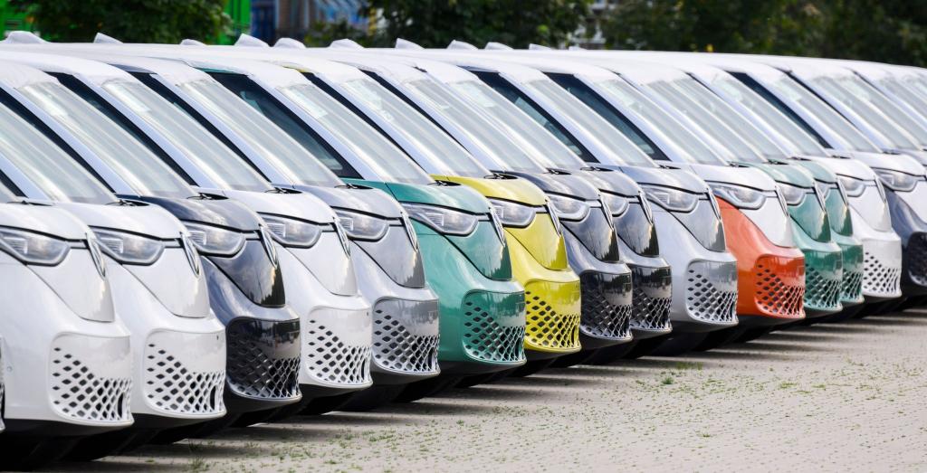 Neuwagen vom Elektrobus Volkswagen ID.Buzz. Ein Neuwagenkauf ist derzeit eine teure Angelegenheit (Symbolbild). - Foto: Julian Stratenschulte/dpa