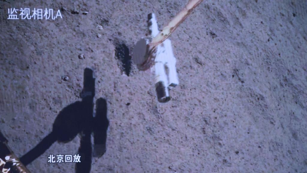 Dieses Bild, das einer Bildschirmaufzeichnung im Beijing Aerospace Control Center (BACC) entnommen wurde, zeigt die Chang'e-6-Sonde, die Proben auf dem Mond sammelt. - Foto: Jin Liwang/XinHua/dpa