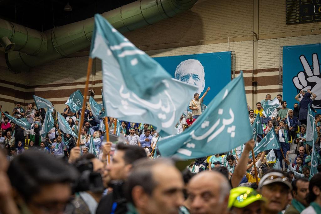 Anhänger von Peseschkian (nicht im Bild), Präsidenschaftskandidat des Reformlagers, jubeln bei einer Wahlkampfveranstaltung in der Hauptstadt - Foto: Arne Immanuel Bänsch/dpa