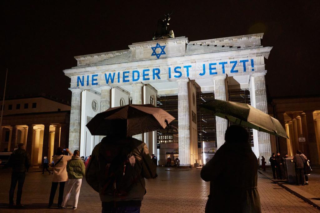 Der Schriftzug «Nie wieder ist jetzt» wird zum 85. Jahrestag der Pogromnacht an das Brandenburger Tor projiziert (Archivbild). - Foto: Jörg Carstensen/dpa