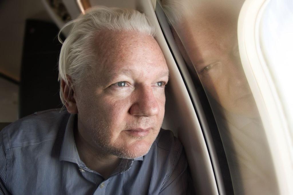 Ein Screenshot aus dem Wikileaks-Konto X zeigt Julian Assange an Bord eines Fluges nach Bangkok. - Foto: @wikileaks/PA Wire/dpa