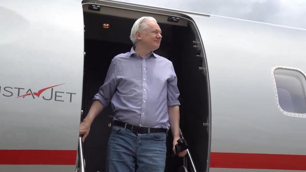 Assange ist mit einem gecharterten Flugzeug aus Großbritannien ausgereist. - Foto: @wikileaks/PA Wire/dpa