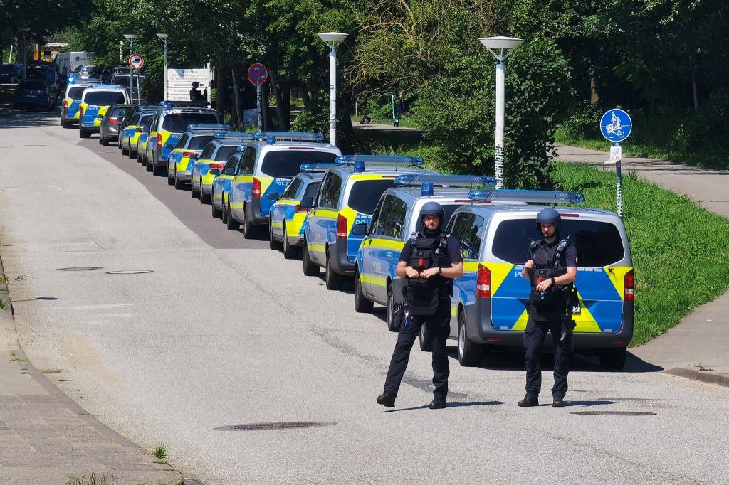 Polizisten sind im Einsatz bei einer Bedrohungslage an einem Schulzentrum in Lübeck. - Foto: Volker Gerstmann/dpa