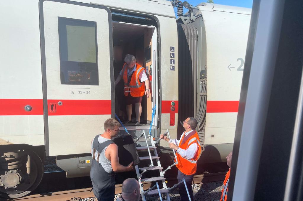 Über Leitern mussten rund 380 Fahrgäste aus einem ICE auf dem Weg nach München aussteigen. - Foto: Silke Brüggemeier/dpa