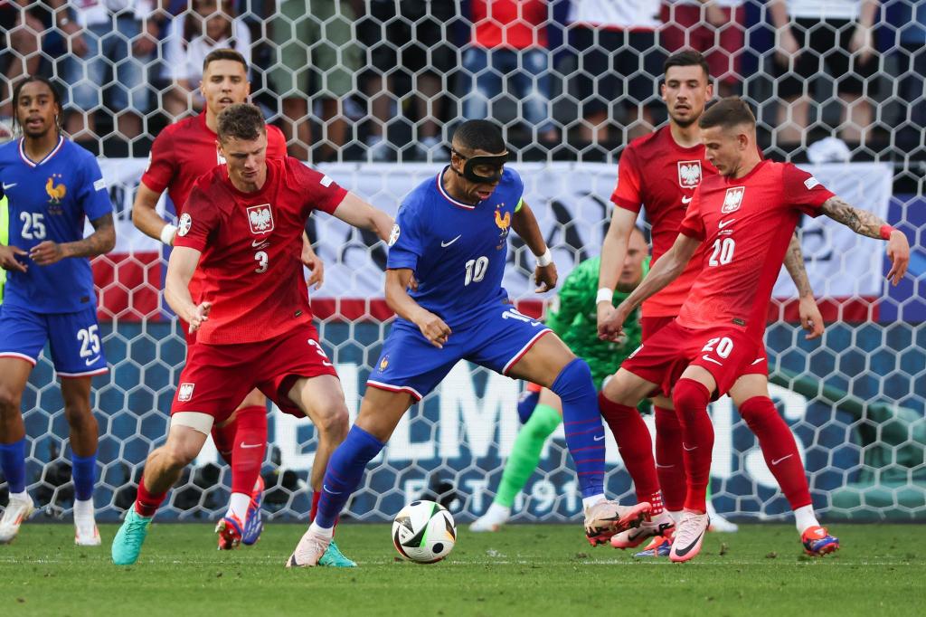 Die Franzosen um Kylian Mbappé (M.) kamen gegen Polen nur zu einem Unentschieden. - Foto: Friso Gentsch/dpa