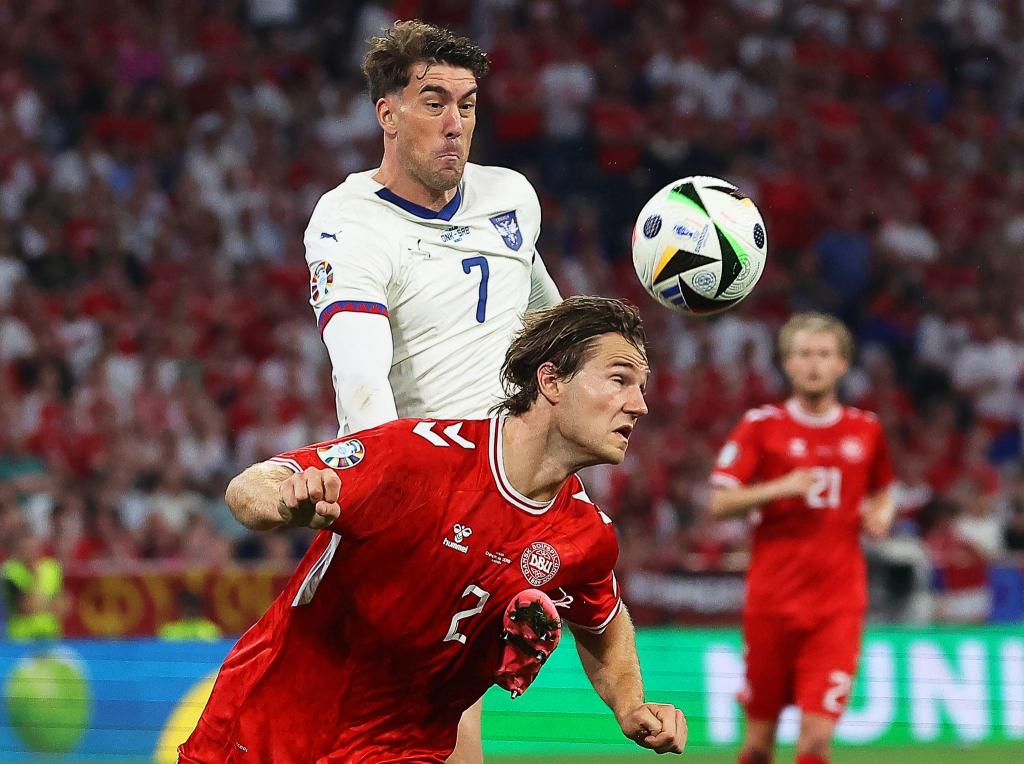 Das 0:0 reichte für Dänemark um Joachim Andersen (v) zu Platz zwei. Dusan Vlahovic (o) schied mit Serbien aus. - Foto: Daniel Löb/dpa