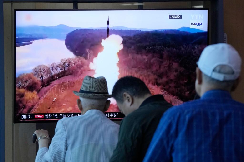 Starts und selbst Tests ballistischer Raketen sind Nordkorea durch UN-Beschlüsse verboten. Die Führung in Pjöngjang setzt sich aber immer wieder über diese Verbote hinweg. - Foto: Ahn Young-joon/AP