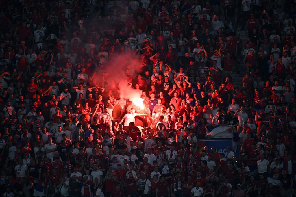 Vor und während des EM-Spiels in München zündeten serbische Fans unerlaubt Pyrotechnik - es kam zu Auseinandersetzungen mit der Polizei. - Foto: Sven Hoppe/dpa
