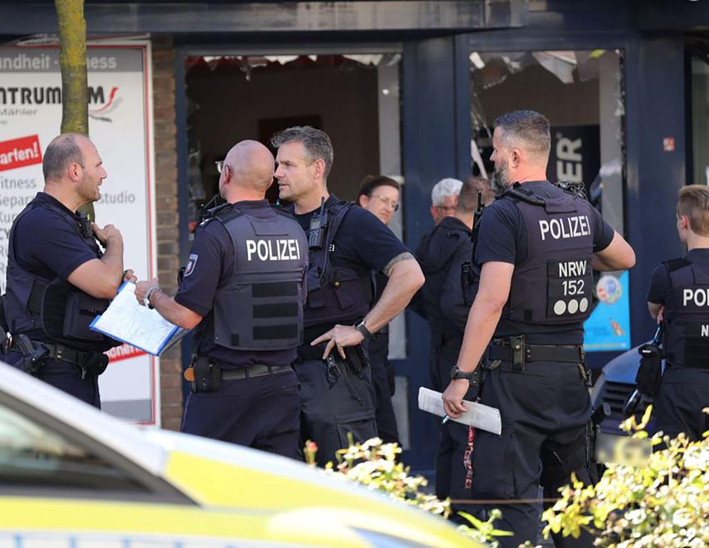 Zeugen hatten laut Polizei einen lauten Knall mit Rauchentwicklung vor einem Wohn- und Geschäftshaus gemeldet. - Foto: Gianni Gattus/dpa