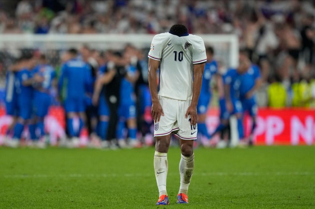 Die Engländer um Jude Bellingham kamen gegen Slowenien nicht über ein 0:0 hinaus. - Foto: Martin Meissner/AP/dpa