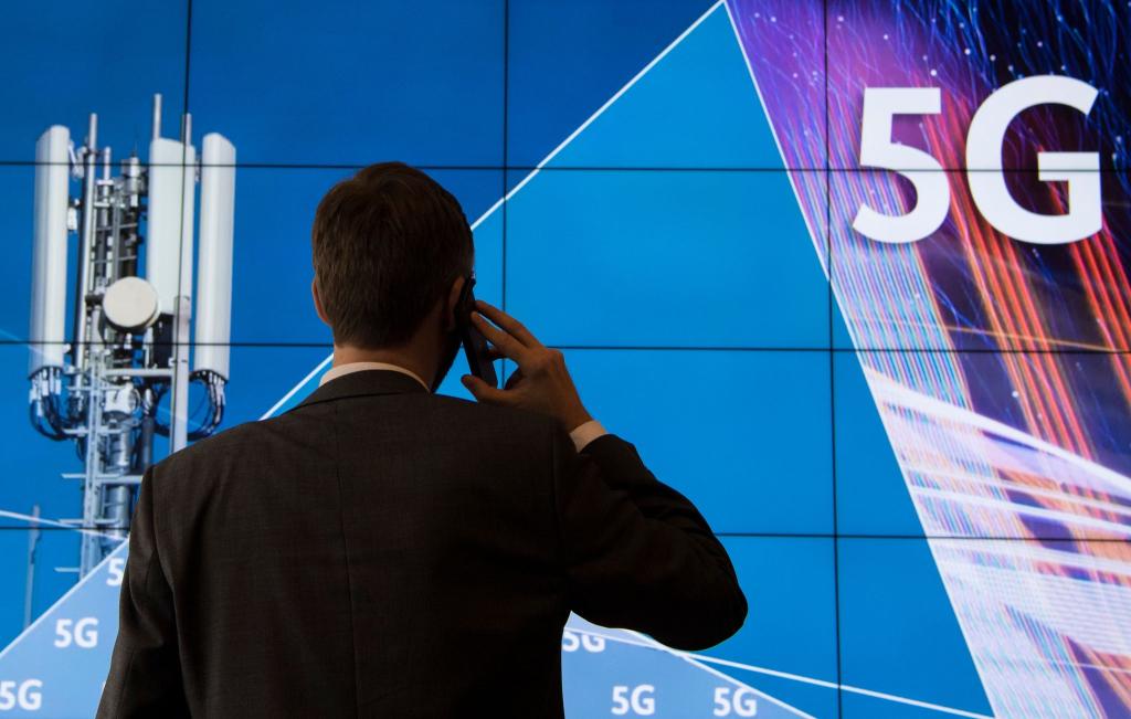 Die fünfte Generation des Mobilfunks (5G) bietet deutlich höhere Datenübertragungsraten als die bisherigen Standards UMTS (3G) und LTE (4G) (Symbolbild). - Foto: Boris Roessler/dpa