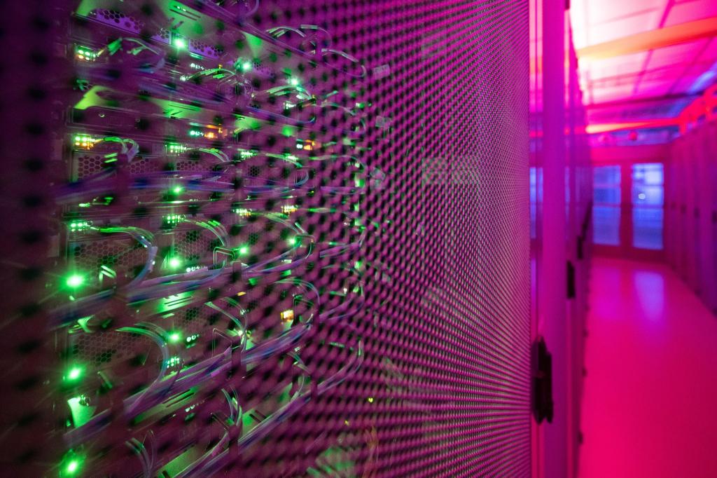 LEDs leuchten in einem Serverschrank in einem Rechenzentrum. Die Digitalwirtschaft in Deutschland wird einer Prognose des Digitalverbands zufolge in diesem Jahr um 4,3 Prozent wachsen (Symbolbild). - Foto: Sebastian Gollnow/dpa
