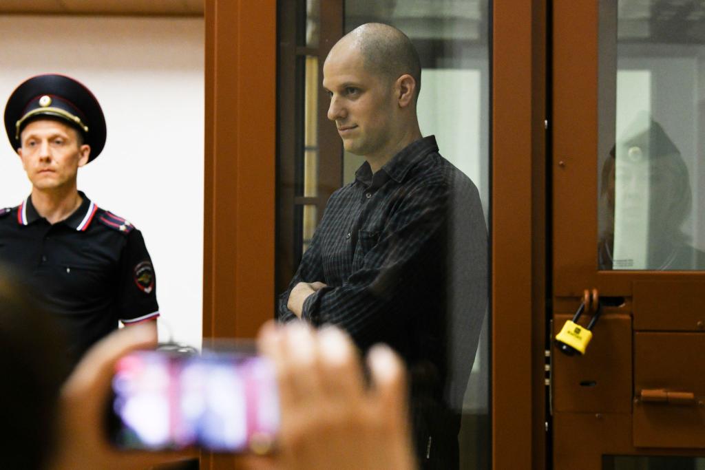 Der US-Reporter Evan Gershkovich steht in einem Glaskäfig in einem Gerichtssaal in Jekaterinbur: Ihm wird Spionage vorgeworfen. - Foto: AP/dpa