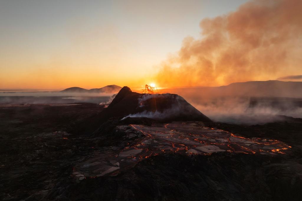 Die Sonne geht über dem aktiven Krater eines Vulkans bei Grindavik auf Island auf. - Foto: Marco Di Marco/AP/dpa