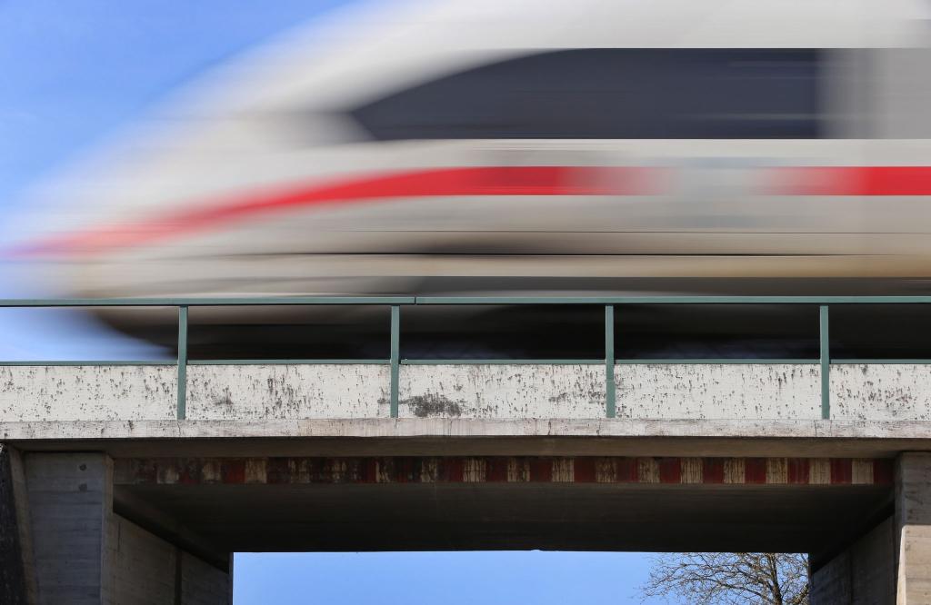 Bahnkunden drohen wegen stark steigender Trassenpreise teurere Tickets und weniger Verbindungen. - Foto: Karl-Josef Hildenbrand/dpa