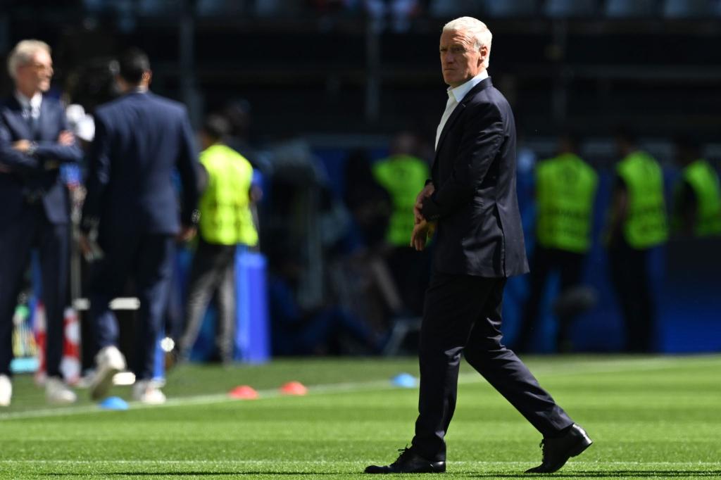 Frankreichs Trainer Didier Deschamps bleibt trotz der bisher schwachen Leistungen seiner Mannschaft gelassen. - Foto: Bernd Thissen/dpa