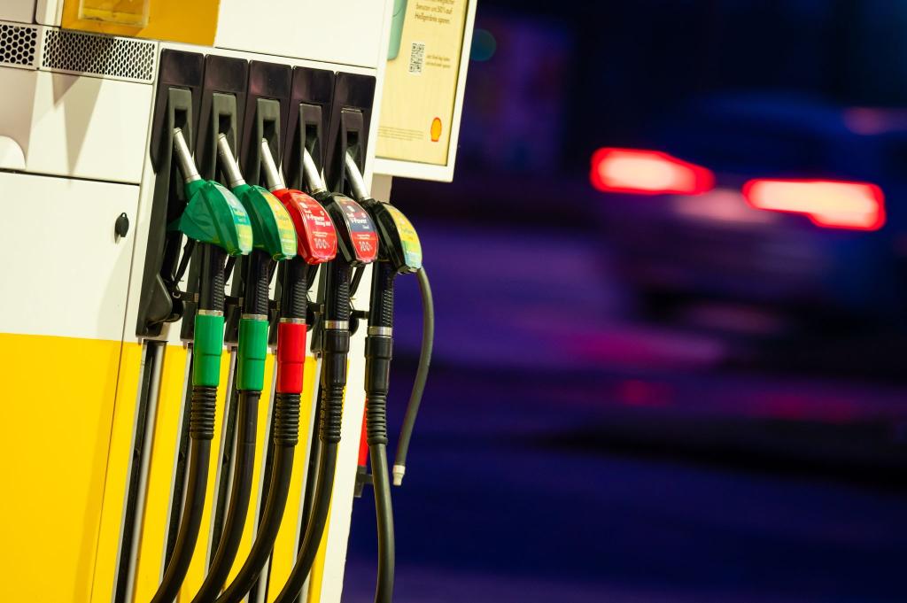 Im Vergleich zum Ölpreis sieht der ADAC den Benzinpreis derzeit auf einem angemessenen Niveau. Diesel sei allerdings zu teuer, hieß es. - Foto: Jonas Walzberg/dpa