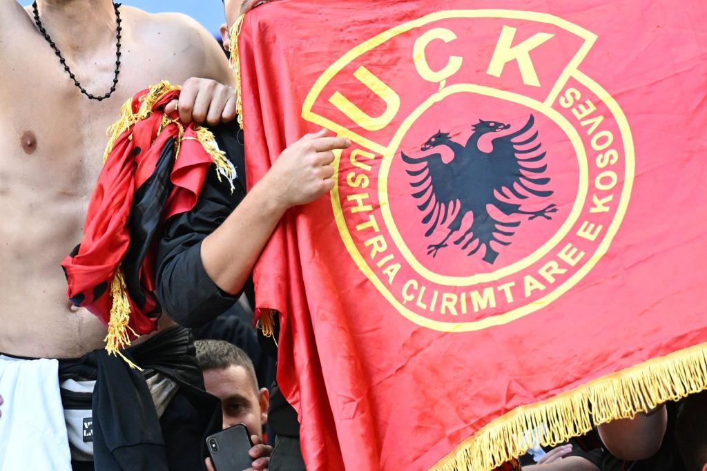 Im Fanblock der Albaner tauchten Flaggen der UCK, einer ultranationalistischen Miliz, auf. - Foto: dpa