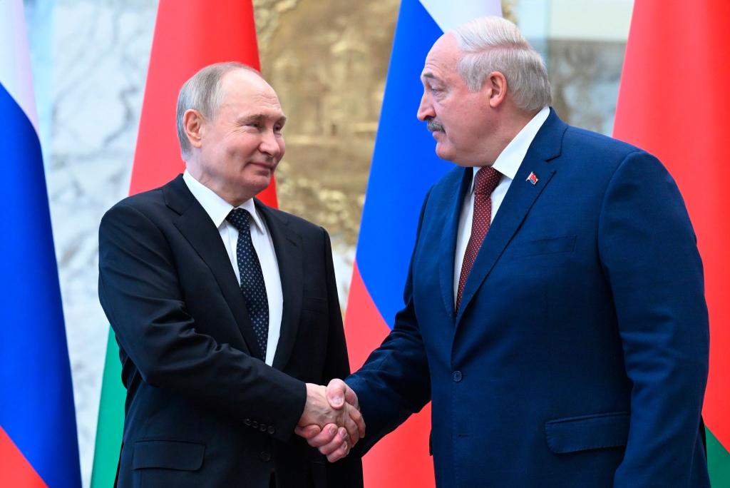 Der russische Präsident Wladimir Putin (l) und der belarussische Präsident Alexander Lukaschenko arbeiten trotz des Kriegs in der Ukraine weiter zusammen. - Foto: Dmitriy Azarov/Pool Sputnik Kremlin/AP/dpa
