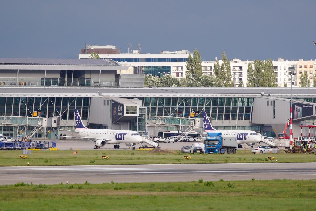 Flugzeuge der polnischen Fluggesellschaft LOT sind am Chopin-Flughafen Warschau geparkt. Polens Regierung plant, bis 2032 einen neuen Großflughafen in der Nähe der Hauptstadt zu bauen. - Foto: Jaap Arriens/XinHua/dpa
