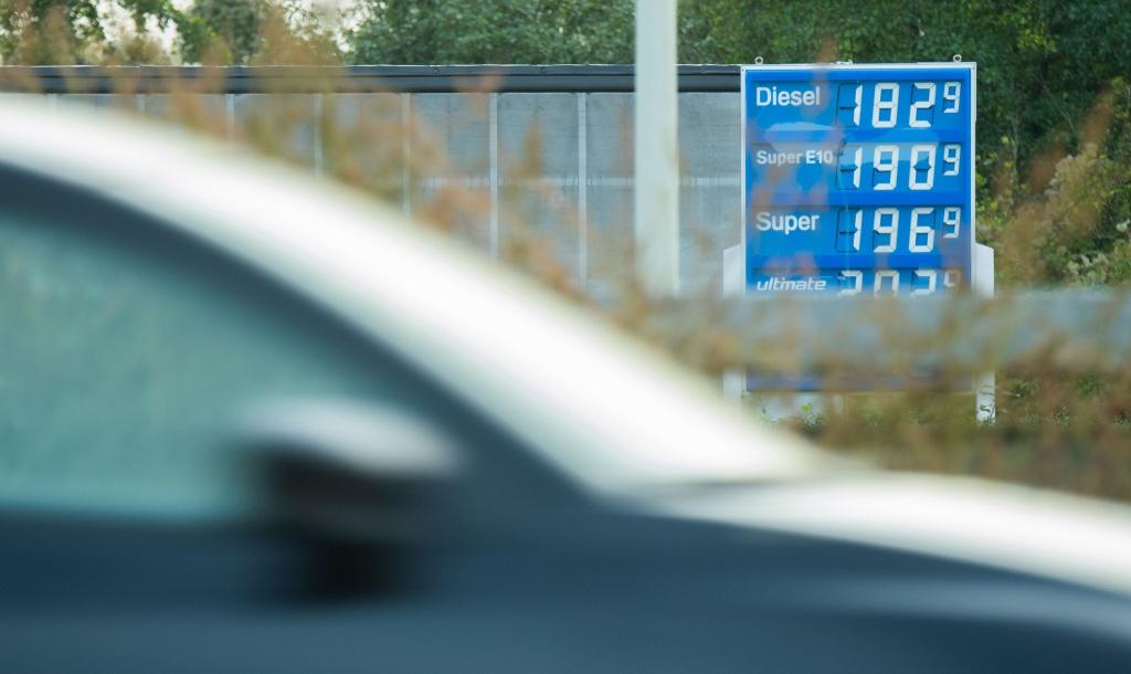 Die Preisanzeige einer Tankstelle an der Autobahn A7 im Landkreis Hildesheim. - Foto: Julian Stratenschulte/dpa